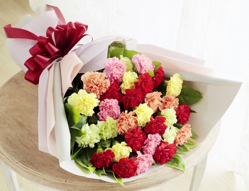 母の日 花キューピット カラフルなカーネーションの花束